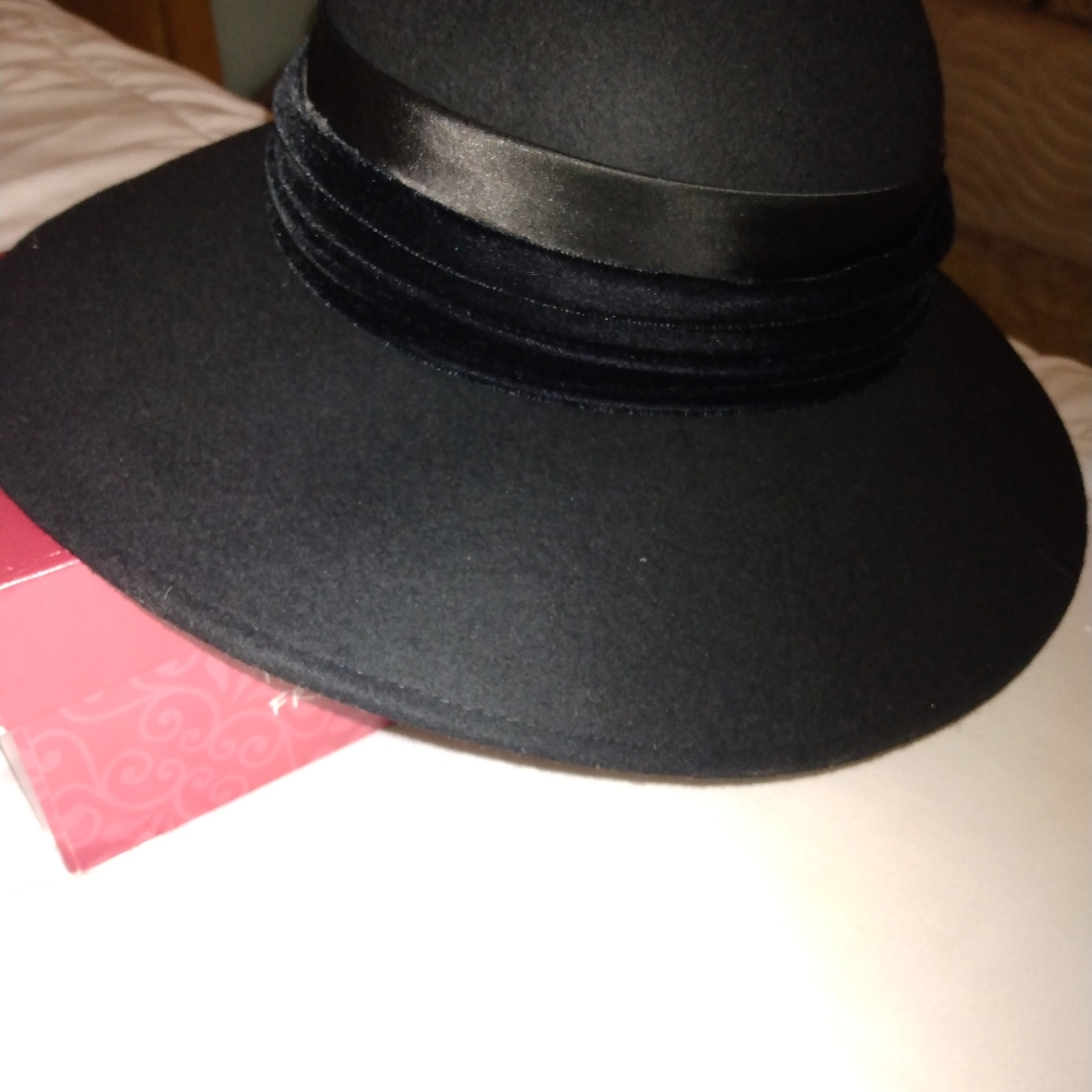 Beautiful wool hat - Picture 3 of 5